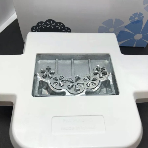 Creative Memories Dazzle Border Punch (Scallop) - Picture 5 of 9